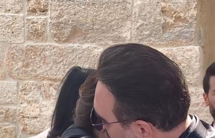 With hugs and kisses.. Wael Jassar consoles Nadine Al-Rassi at the funeral of her brother George
