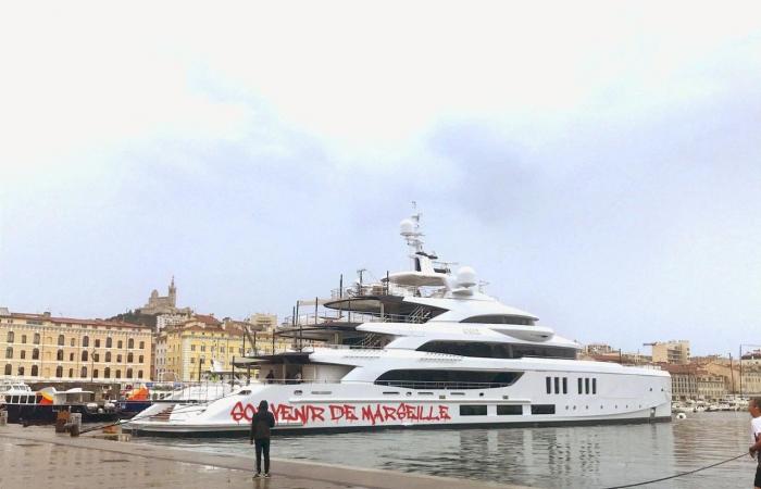 Mega yacht docked in Marseille: is this buzzing photo fake?