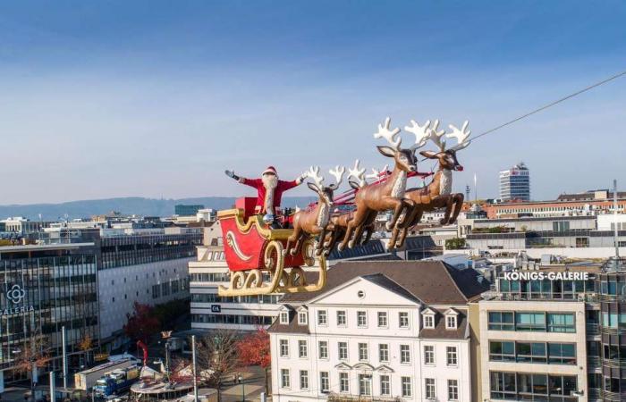Santa Claus flies children over Christmas market