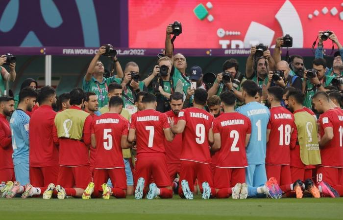 Iran football team show support for protesters by remaining silent on their anthem – rts.ch