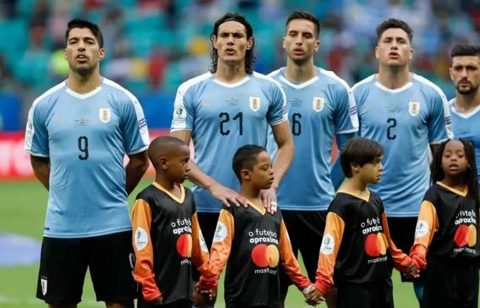 Who is the commentator of the Uruguay and South Korea match in the World Cup?