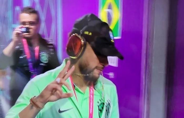 Neymar causes concern when he arrives with a gold headset for the first game of the Selection