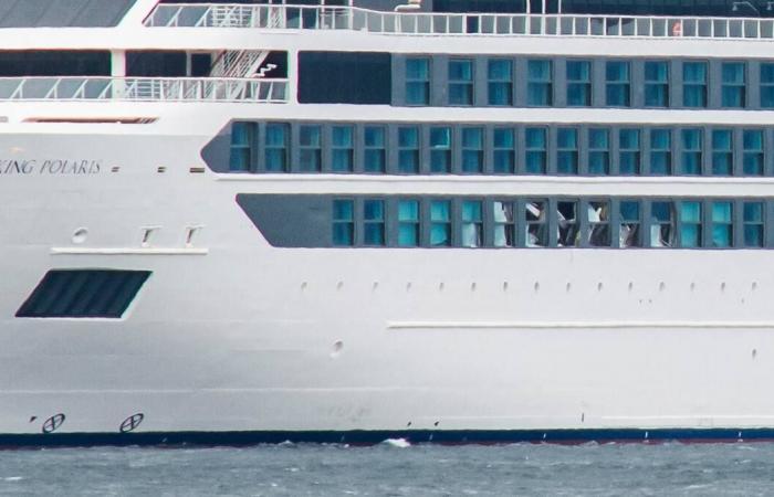 A rogue wave leaves one dead and four injured during a cruise