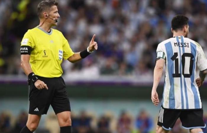 Who is the referee for the Argentina-Croatia match in the Qatar 2022 World Cup semi-finals?