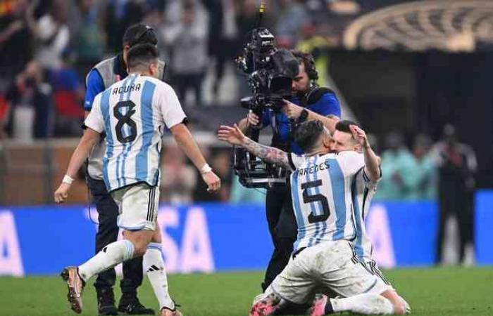 Argentina goalkeeper makes obscene gesture after winning World Cup Golden Glove