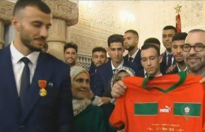 King Mohammed VI awards the mission of the Moroccan national team the Medal of the Throne.. Video