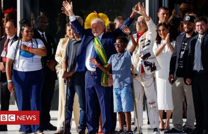 Who are the people who went up the ramp and handed the presidential sash to Lula?