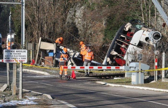 A bus cut in two during an accident with a train in Savoie: one seriously injured, three light