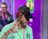 Neymar causes concern when he arrives with a gold headset for the first game of the Selection